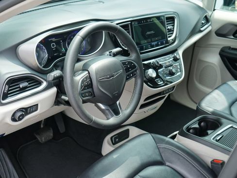 Used 2024 Chrysler Pacifica Touring-L FWD image 11