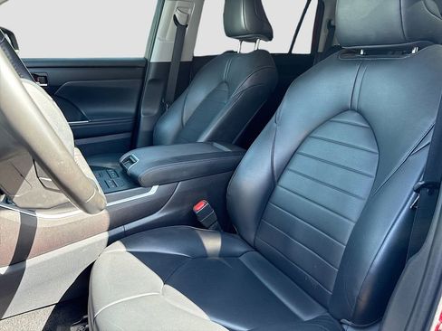 Used 2022 Toyota Highlander XLE AWD/4WD image 20