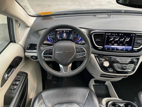 Used 2022 Chrysler Pacifica Touring-L image 14