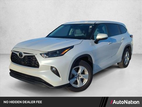 Certified 2025 Toyota Highlander LE FWD image 1