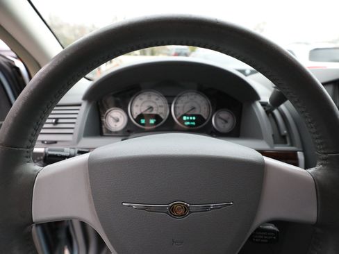 Used 2010 Chrysler Town & Country Touring image 21