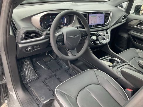 Used 2023 Chrysler Pacifica Limited w/ S Appearance Package FWD image 6