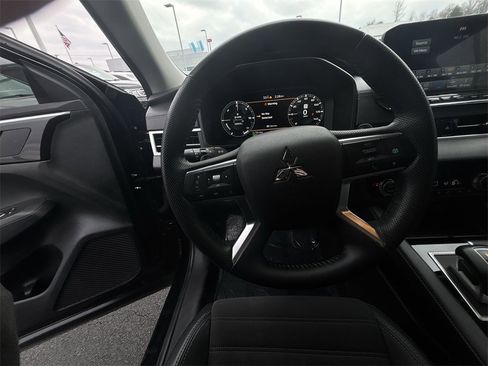 Used 2023 Mitsubishi Outlander SE image 20