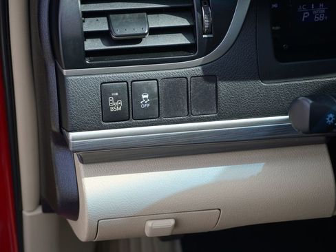 Used 2014 Toyota Camry XLE w/ Leather Package image 18