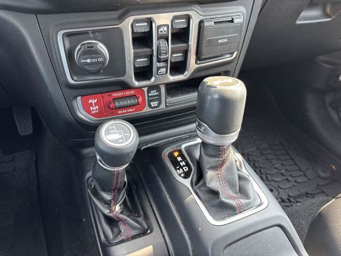 Used 2021 Jeep Wrangler Unlimited Rubicon w/ Cold Weather Group AWD/4WD image 19