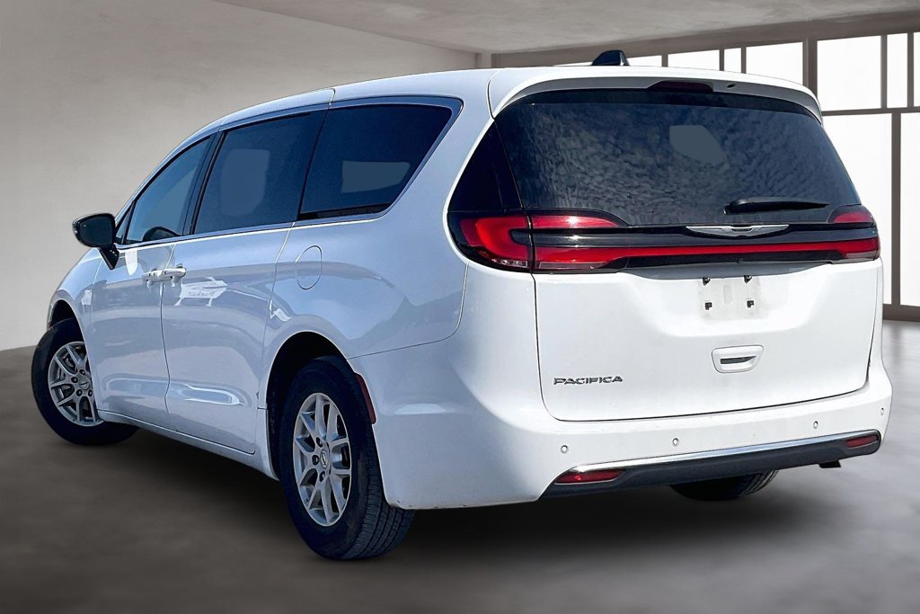 Used 2025 Chrysler Pacifica Select FWD image 4