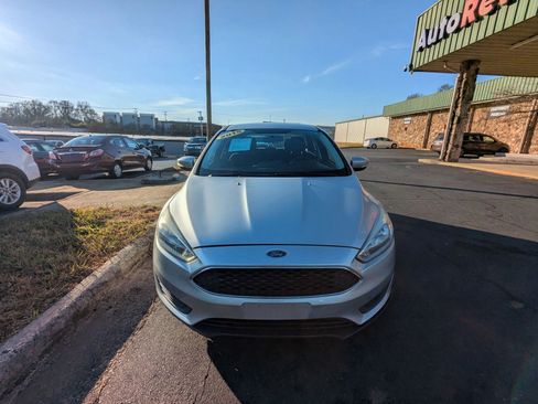 Used 2015 Ford Focus SE image 2