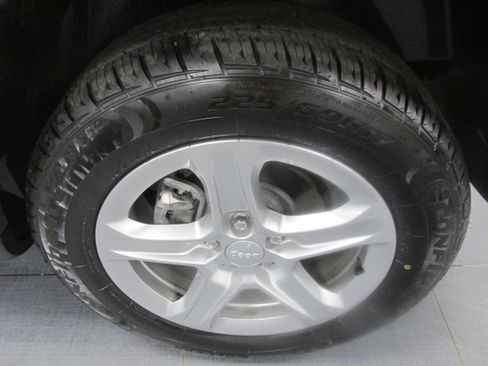 Used 2024 Jeep Compass Latitude image 13