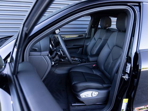 Certified 2025 Porsche Macan image 5