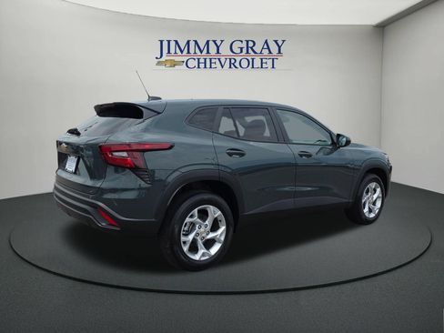 New 2026 Chevrolet Trax LS w/ LS Convenience Package FWD image 5