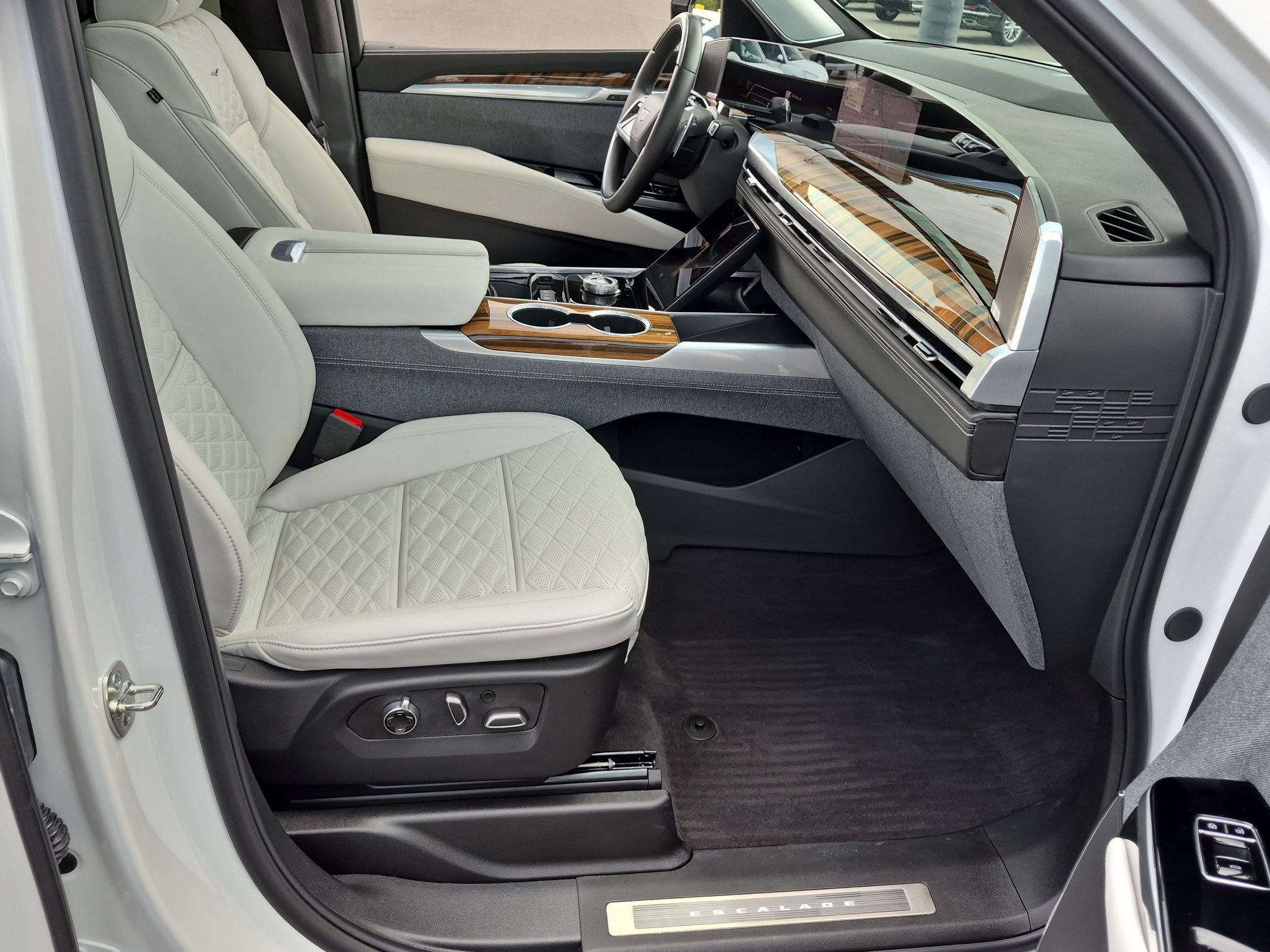 Certified 2025 Cadillac Escalade Sport Platinum w/ LPO, Floor Liner Package AWD/4WD image 28