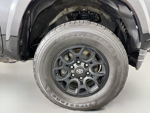 Used 2022 Toyota Tacoma SR5 AWD/4WD image 36