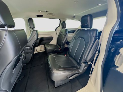 Used 2024 Chrysler Pacifica Touring-L image 22