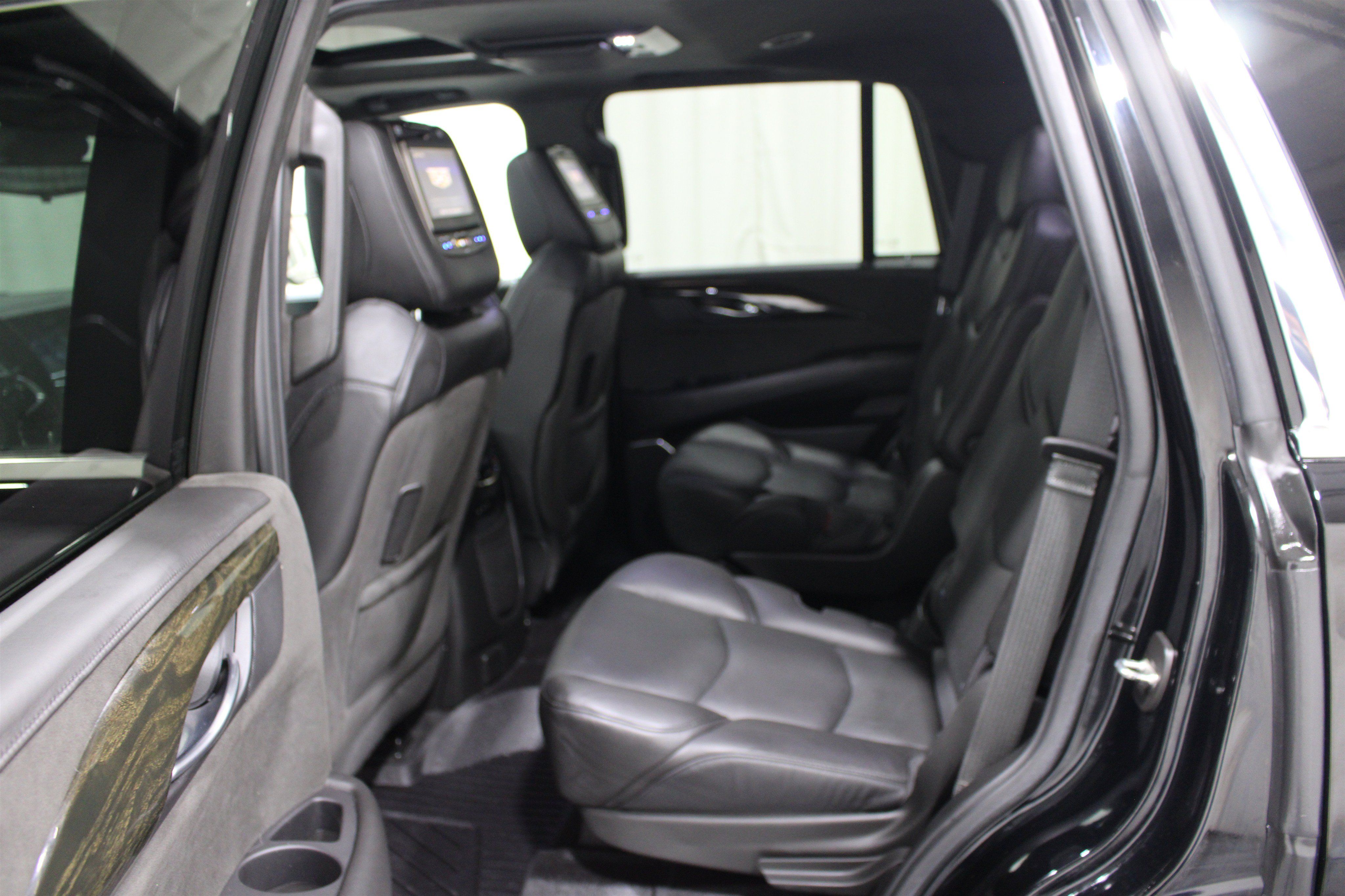 Used 2018 Cadillac Escalade Platinum AWD/4WD image 21