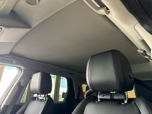 Used 2025 Land Rover Discovery Sport S image 12