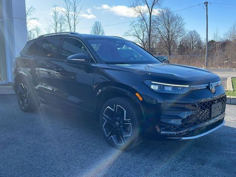 Used 2025 Volkswagen Tiguan SEL R-Line image 2