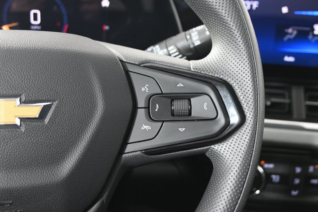 Used 2025 Chevrolet Trax LT FWD image 36