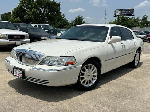 Used 2006 Lincoln Town Car Signature RWD image 9