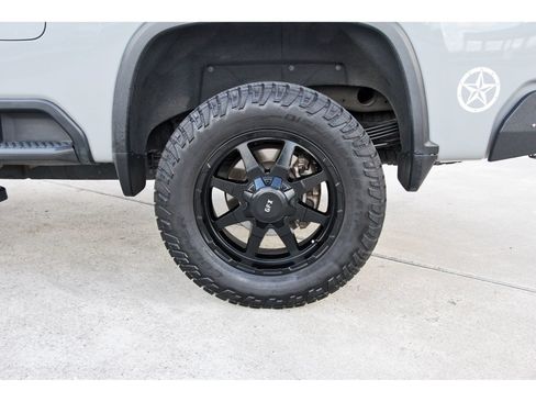 Used 2024 Chevrolet Silverado 2500 LT AWD/4WD image 31