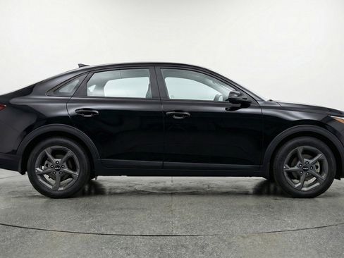 Used 2025 Kia K4 LXS image 11