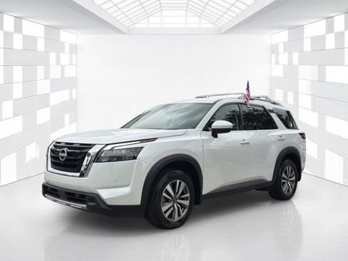 Used 2025 Nissan Pathfinder SL FWD image 3