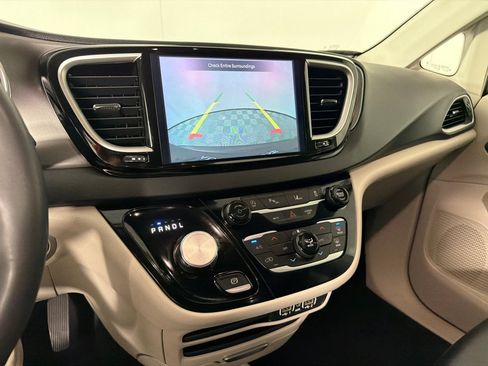Used 2023 Chrysler Pacifica Touring-L FWD image 17