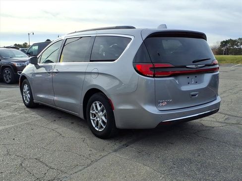 Used 2021 Chrysler Pacifica Touring image 4