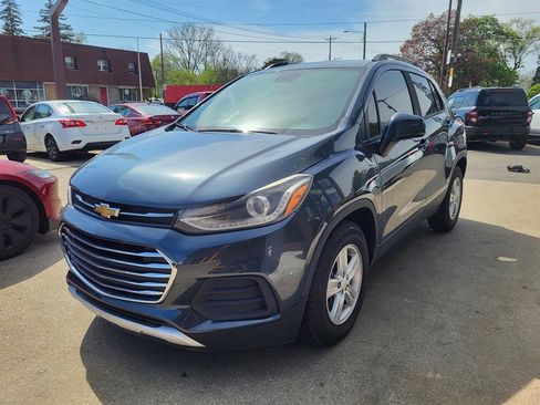 Used 2021 Chevrolet Trax LT w/ LT Convenience Package FWD image 3