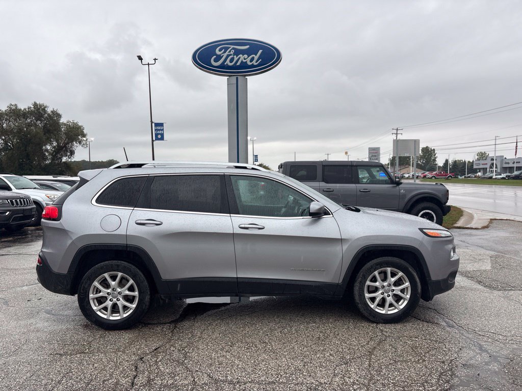 Used 2017 Jeep Cherokee Latitude w/ Cold Weather Group AWD/4WD image 7