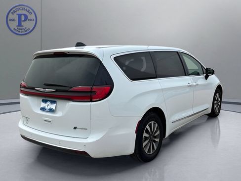 Used 2023 Chrysler Pacifica Limited FWD image 7