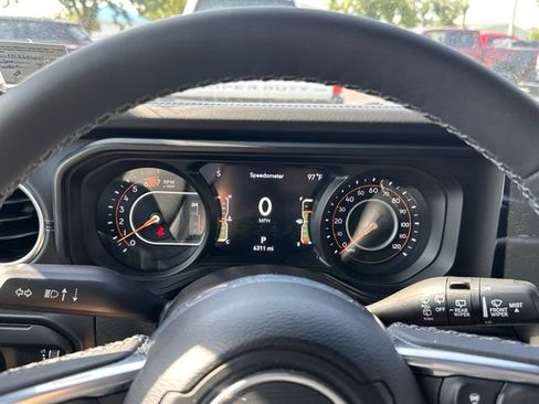 Used 2025 Jeep Wrangler Unlimited Sahara AWD/4WD image 21