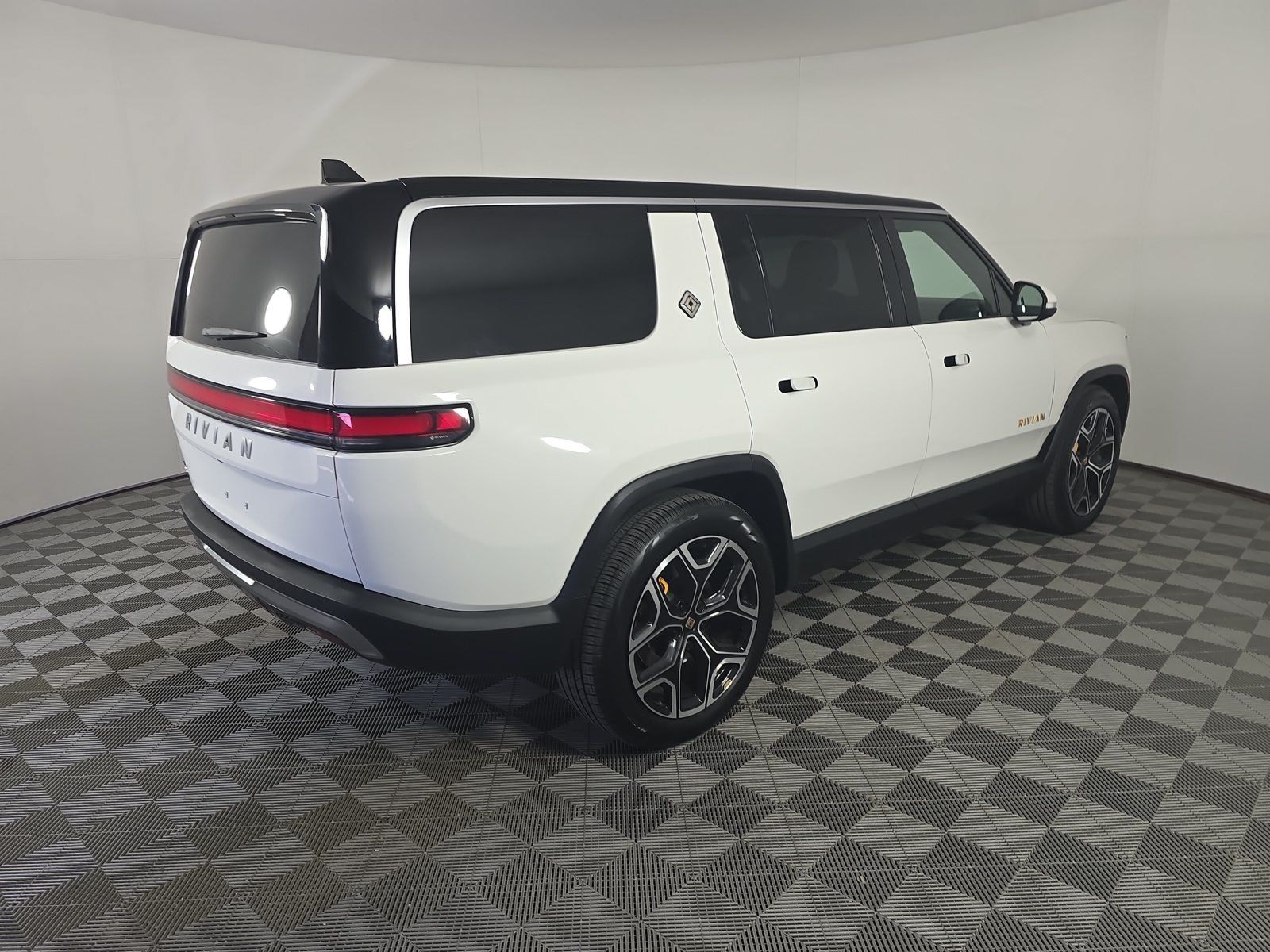 Used 2022 Rivian R1S Launch Edition Quad AWD/4WD image 5