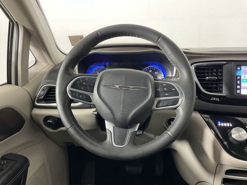 Used 2022 Chrysler Voyager LX image 13