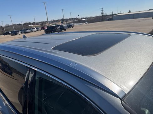 Used 2018 Toyota Highlander XLE image 3