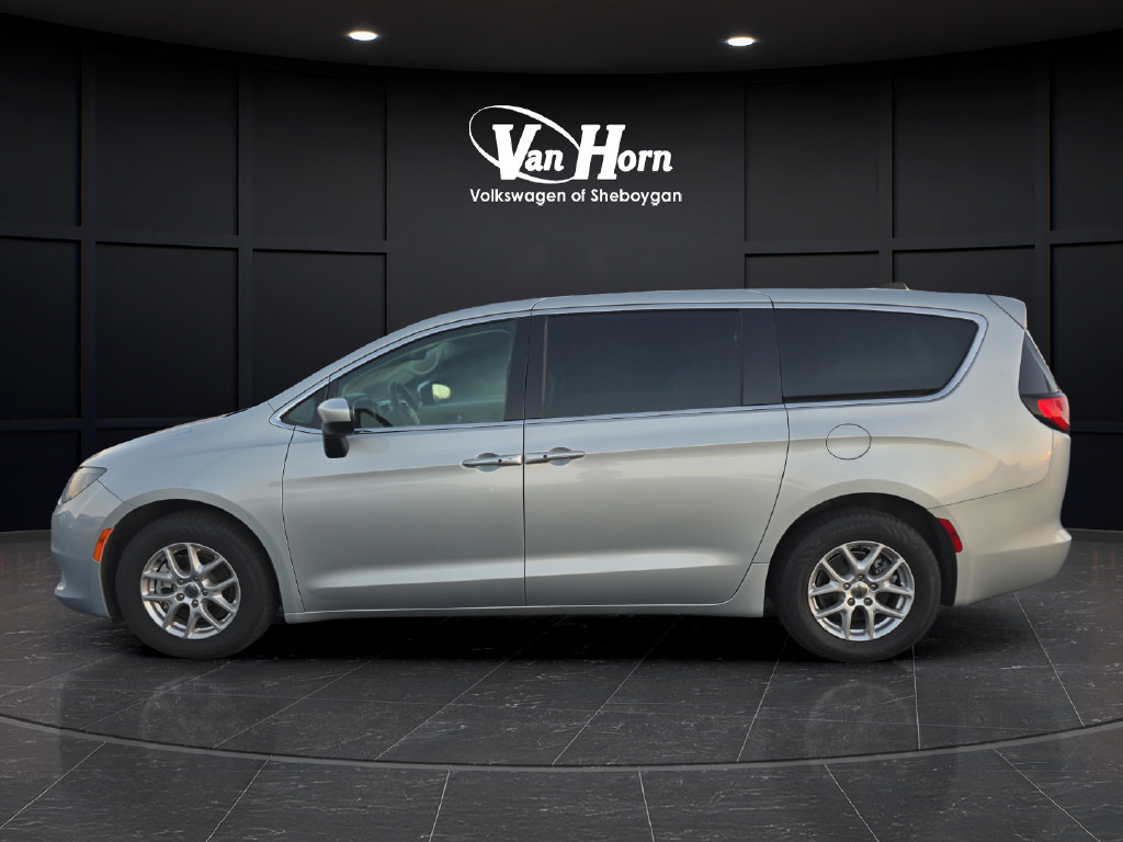 Used 2023 Chrysler Voyager LX FWD image 4