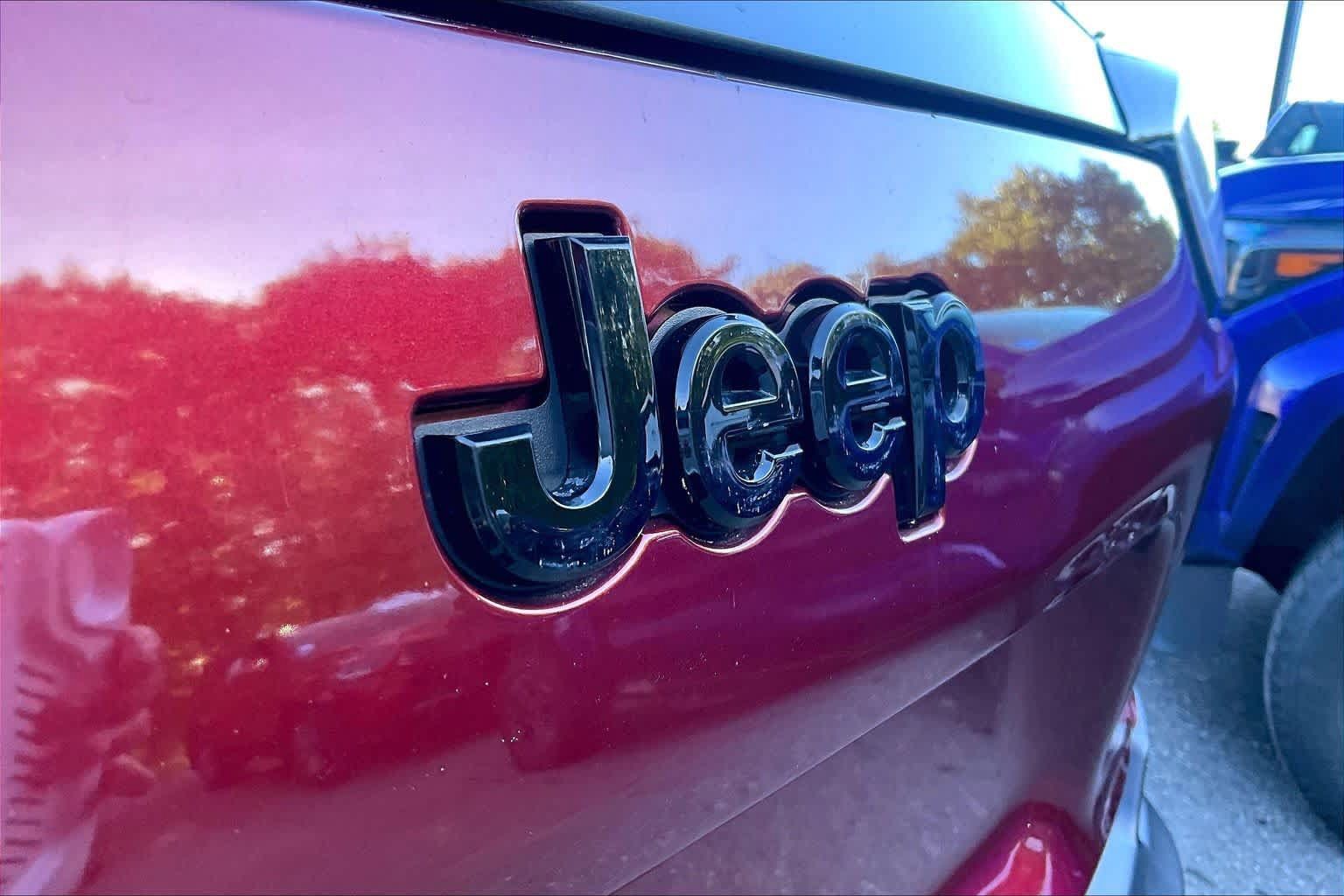 Used 2020 Jeep Cherokee Latitude Plus AWD/4WD image 29