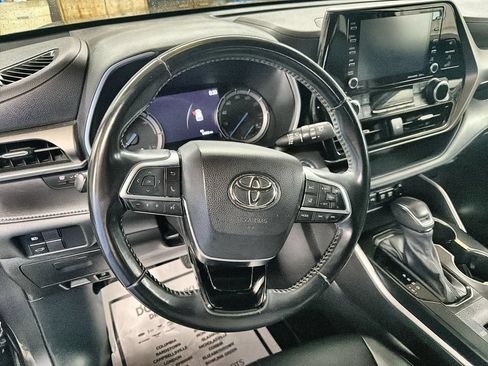 Used 2021 Toyota Highlander XLE AWD/4WD image 14