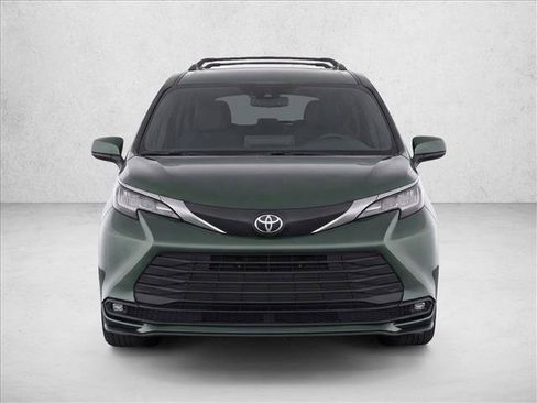 Used 2022 Toyota Sienna LE AWD/4WD image 2