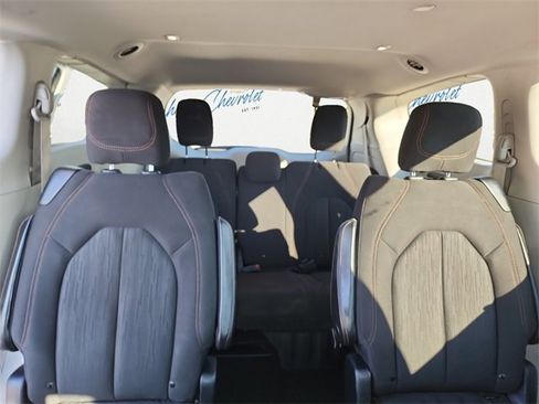 Used 2020 Chrysler Pacifica Touring image 11