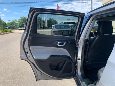 Used 2022 Jeep Compass Latitude w/ Sun and Sound Group AWD/4WD image 30