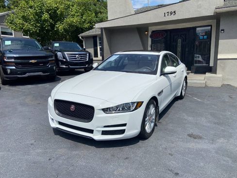 Used 2018 Jaguar XE Premium RWD image 2