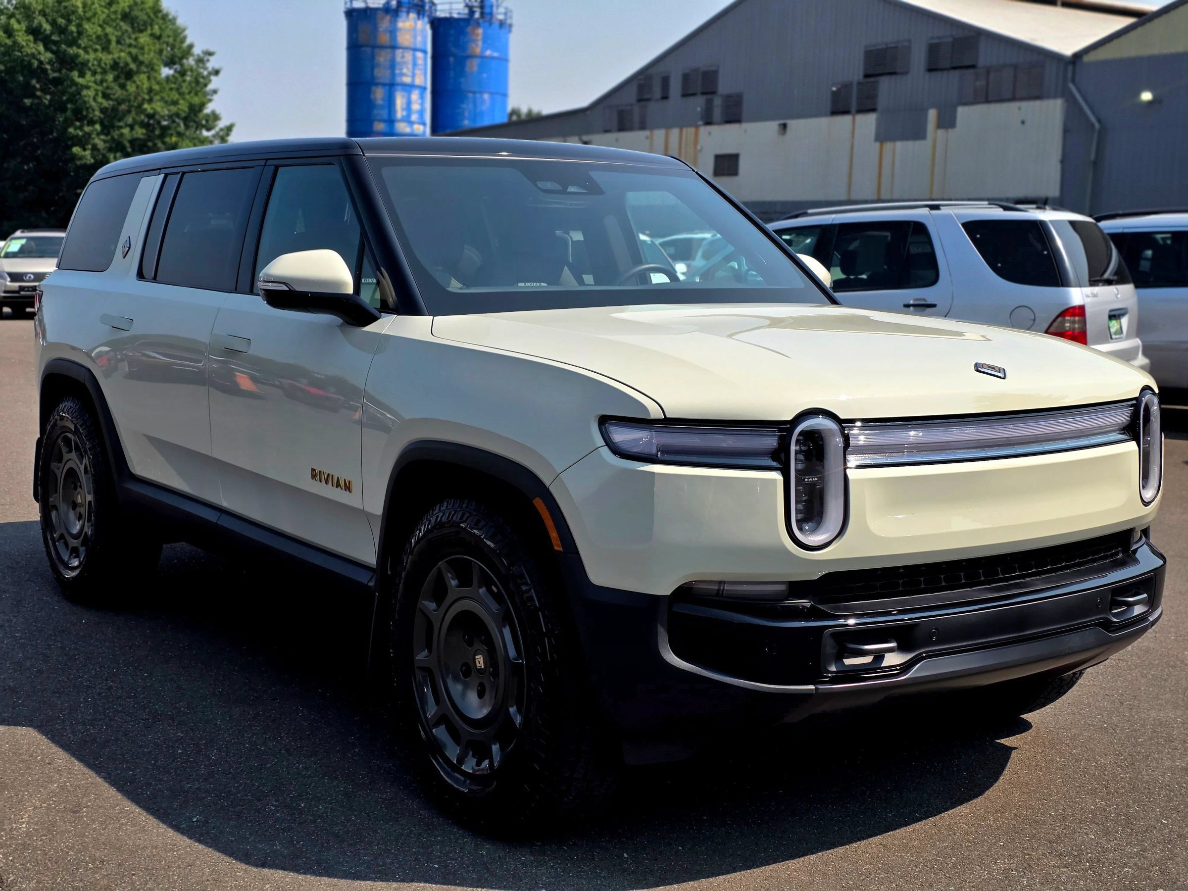Used 2025 Rivian R1S Premium Dual AWD/4WD image 1