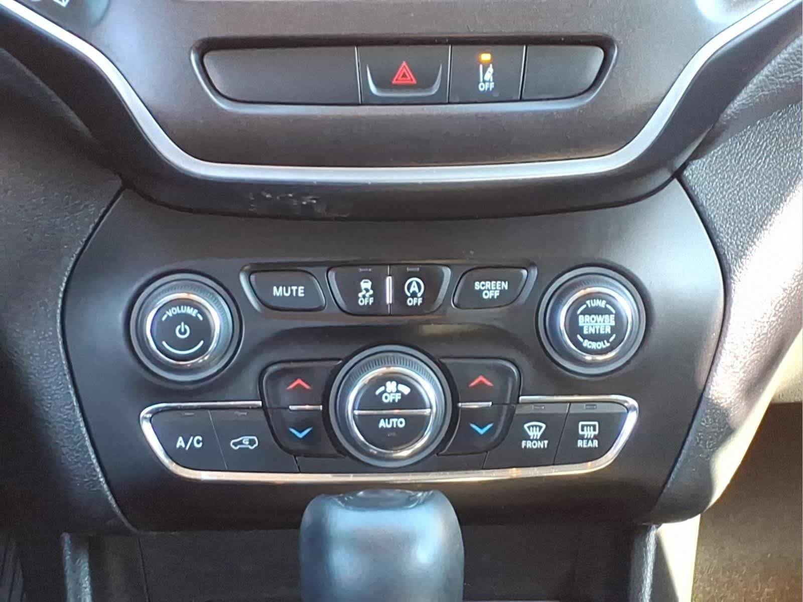 Used 2022 Jeep Cherokee Trailhawk w/ Premium Leather Package AWD/4WD image 25