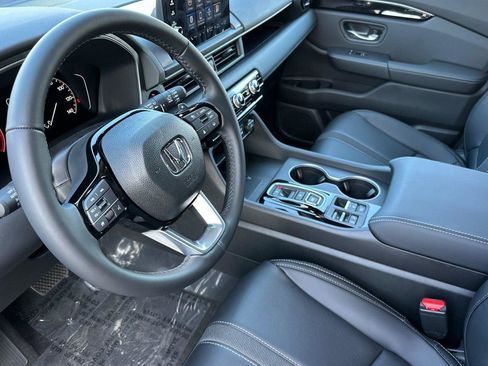New 2025 Honda Pilot Touring image 10