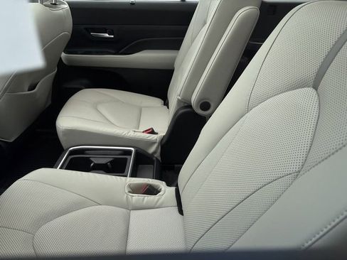 Certified 2025 Toyota Grand Highlander Platinum image 10