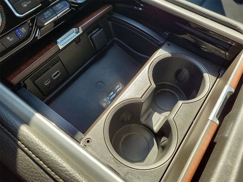 Used 2022 GMC Yukon XL Denali w/ Denali Premium Package image 12