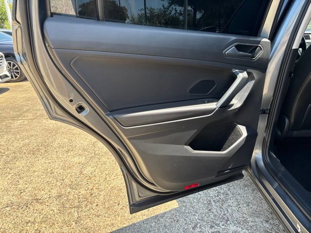 Used 2019 Volkswagen Tiguan SEL R-Line AWD/4WD image 18
