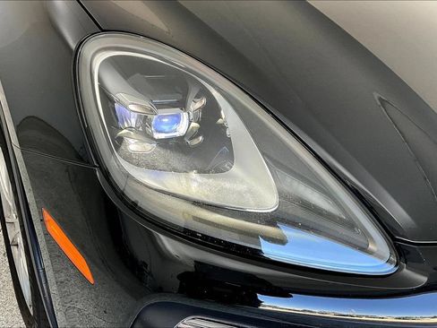 Used 2022 Porsche Cayenne AWD/4WD image 38