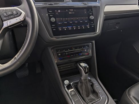Used 2023 Volkswagen Tiguan SE image 11