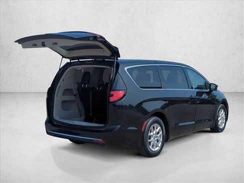 Used 2023 Chrysler Pacifica Touring-L FWD image 5